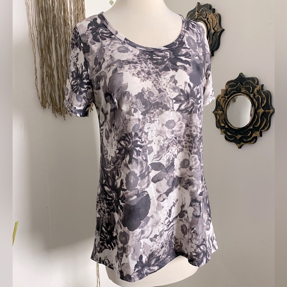 LuLaRoe short sleeve scoop neckline pretty large flowers negative print size M